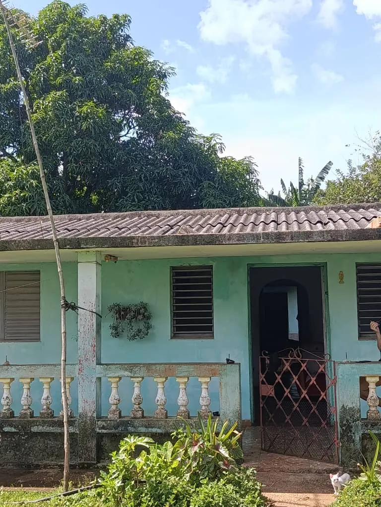 Casa de Sonia, verde turquesa, con porche de balaustrada