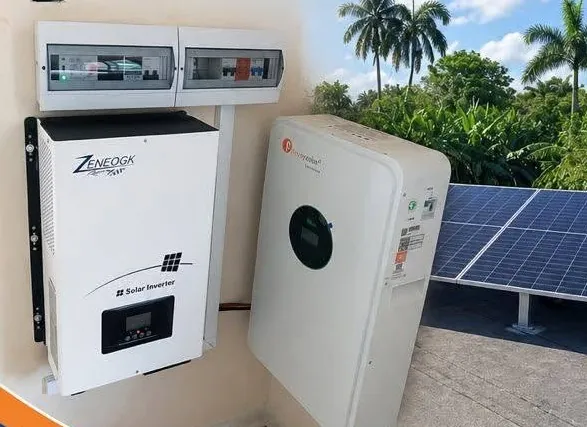 Inversor, batería y paneles solares instalados en una vivienda